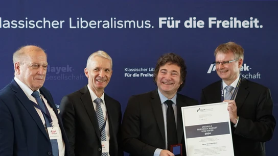 Entregan a Milei una medalla de la Sociedad Hayek, de corte neolibera Entregan a Milei una medalla de la Sociedad Hayek, de corte neolibera