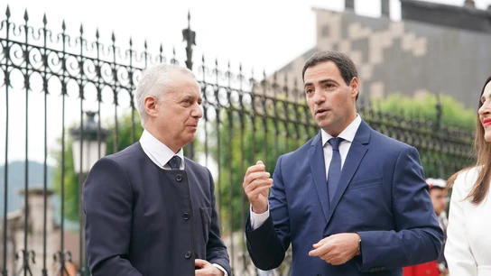 El exlehendakari, Iñigo Urkullu, y el nuevo lehendakari, Imanol Pradales, a su llegada a la toma de posesión de Imanol Pradales de su nuevo cargo El exlehendakari, Iñigo Urkullu, y el nuevo lehendakari, Imanol Pradales, a su llegada a la toma de posesión de Imanol Pradales de su nuevo cargo