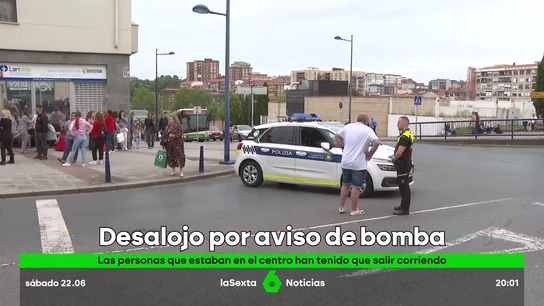 La Ertzaintza desaloja y acordona un centro comercial en Portugalete tras un aviso de bomba La Ertzaintza desaloja y acordona un centro comercial en Portugalete tras un aviso de bomba