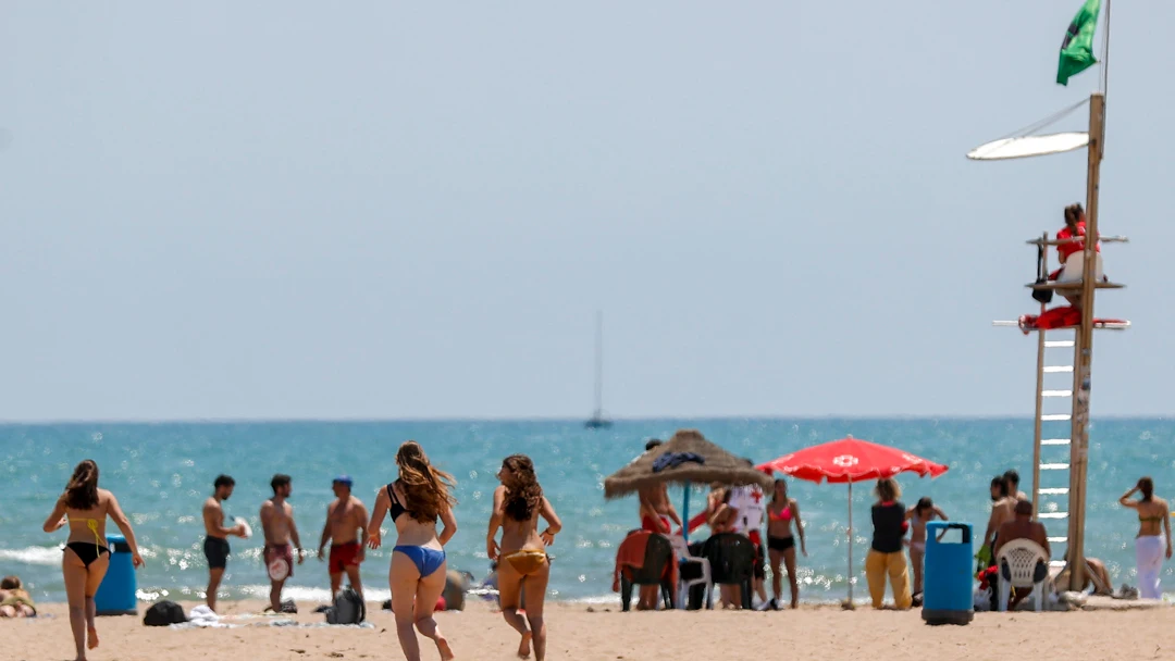 Varias personas en la playa de la Malvarrosa, en Valencia (Archivo)