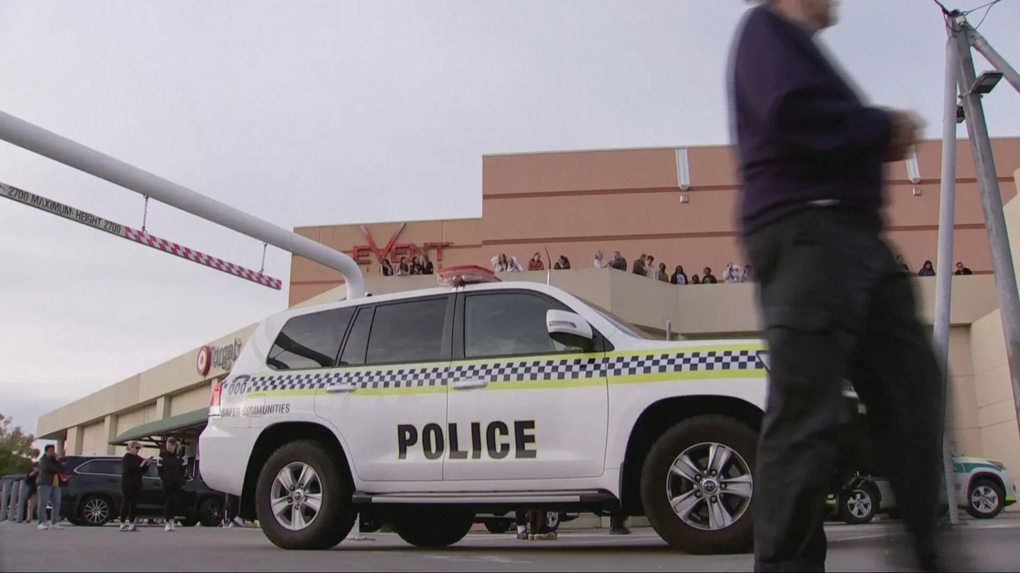 Un coche de policía australiano enfrente del centro comercial donde ha ocurrido el accidente Un coche de policía australiano enfrente del centro comercial donde ha ocurrido el accidente