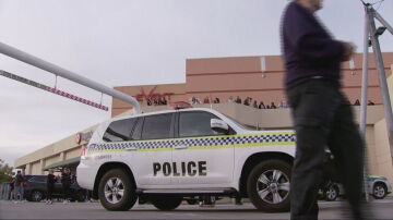 Un coche de policía australiano enfrente del centro comercial donde ha ocurrido el accidente