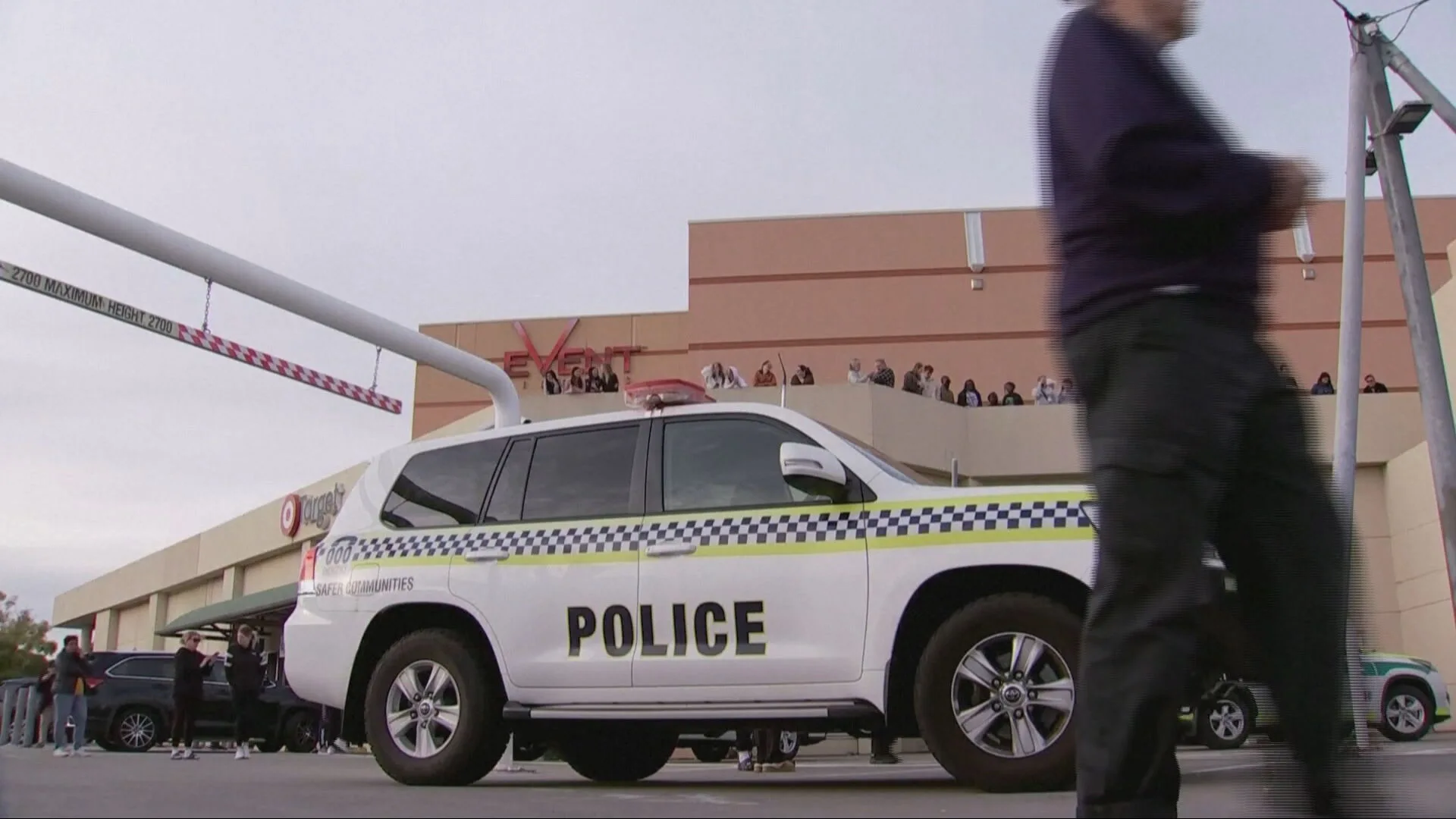 Un coche de policía australiano enfrente del centro comercial donde ha ocurrido el accidente