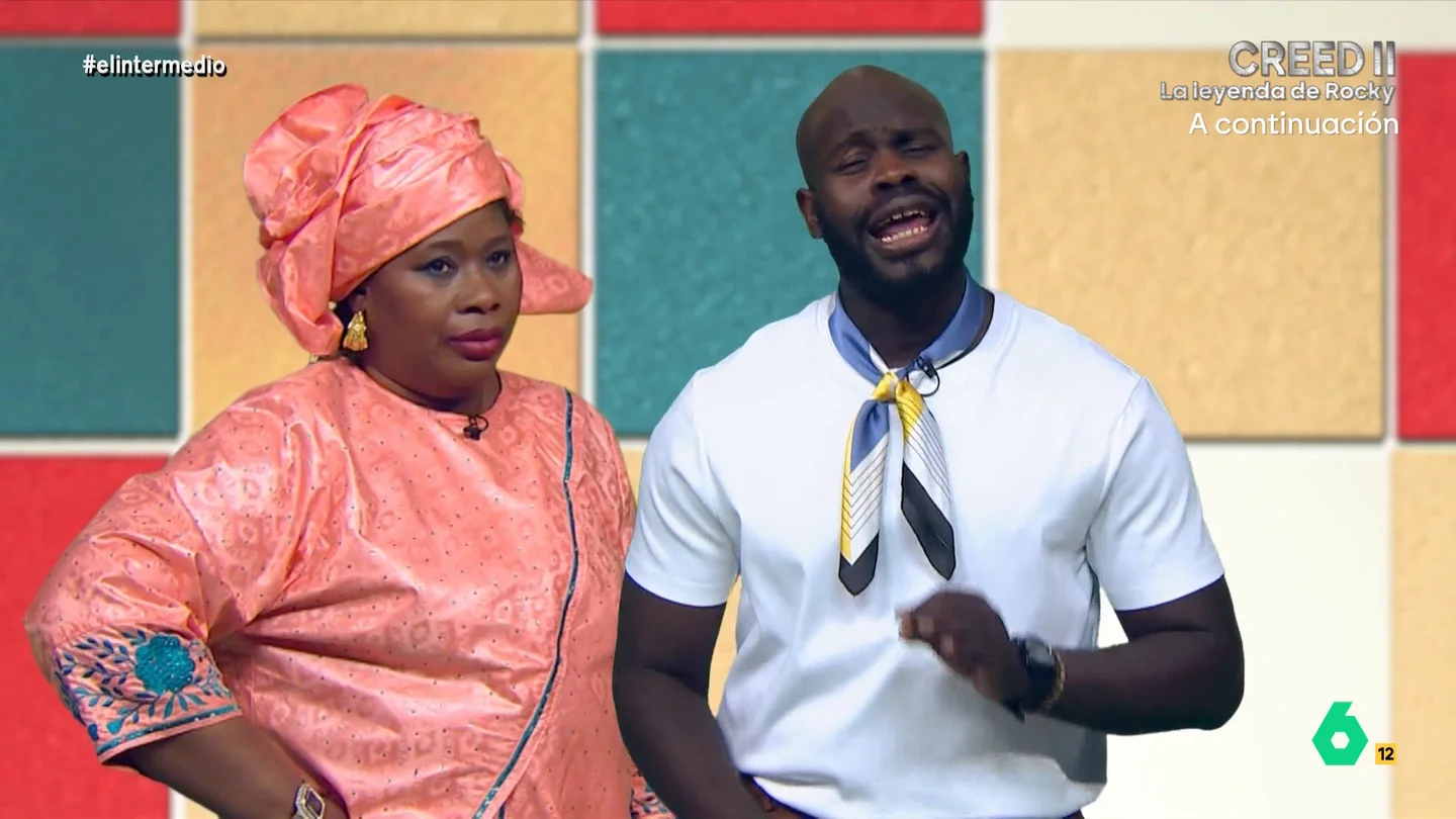 Lamine Yamal presenta a su madre: "Cuando se enfada, busco a un policía fan de Abascal para ver si me protege" Lamine Yamal presenta a su madre: "Cuando se enfada, busco a un policía fan de Abascal para ver si me protege"