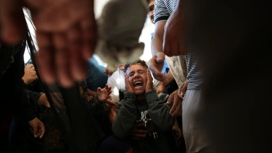 Un palestino llora tras uno de los ataques de Israel contra la Franja de Gaza Un palestino llora tras uno de los ataques de Israel contra la Franja de Gaza
