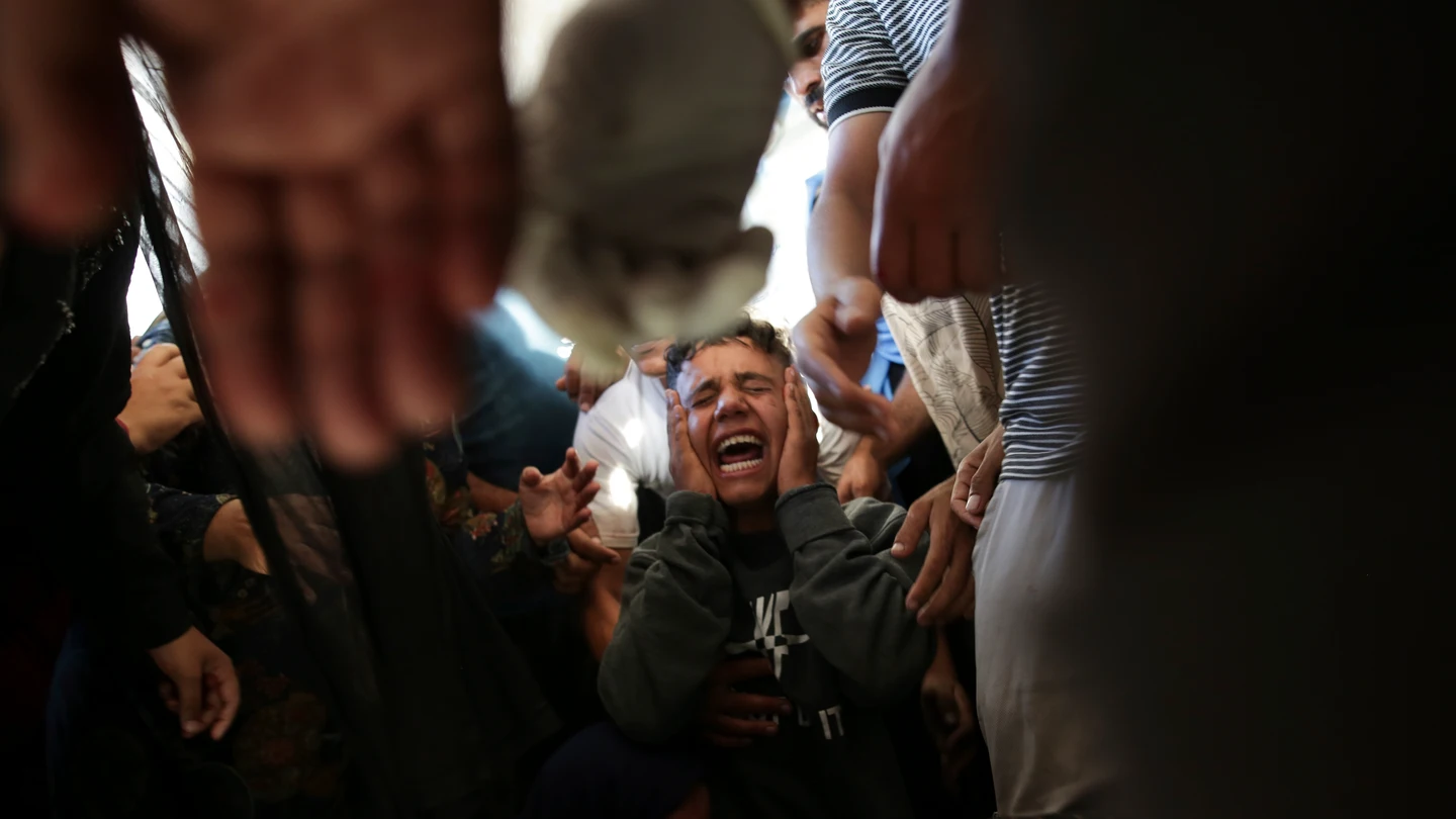 Un palestino llora tras uno de los ataques de Israel contra la Franja de Gaza Un palestino llora tras uno de los ataques de Israel contra la Franja de Gaza