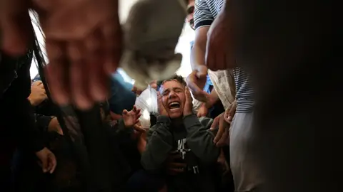 Un palestino llora tras uno de los ataques de Israel contra la Franja de Gaza