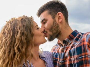 Hay una explicación científica por la que nunca se olvida el primer beso
