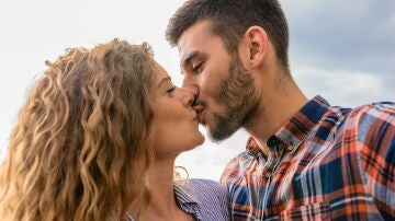 Hay una explicación científica por la que nunca se olvida el primer beso