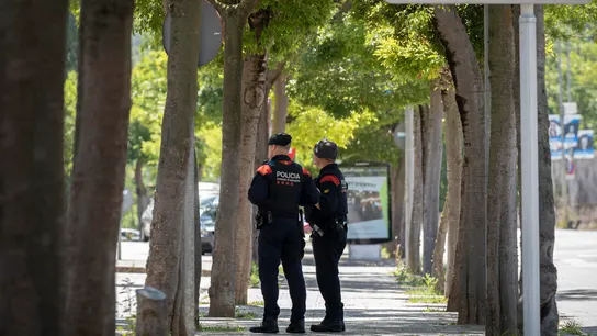 Dos agentes de los Mossos d'Esquadra ante el barrio de Font Pólvora de Girona.  Dos agentes de los Mossos d'Esquadra ante el barrio de Font Pólvora de Girona.