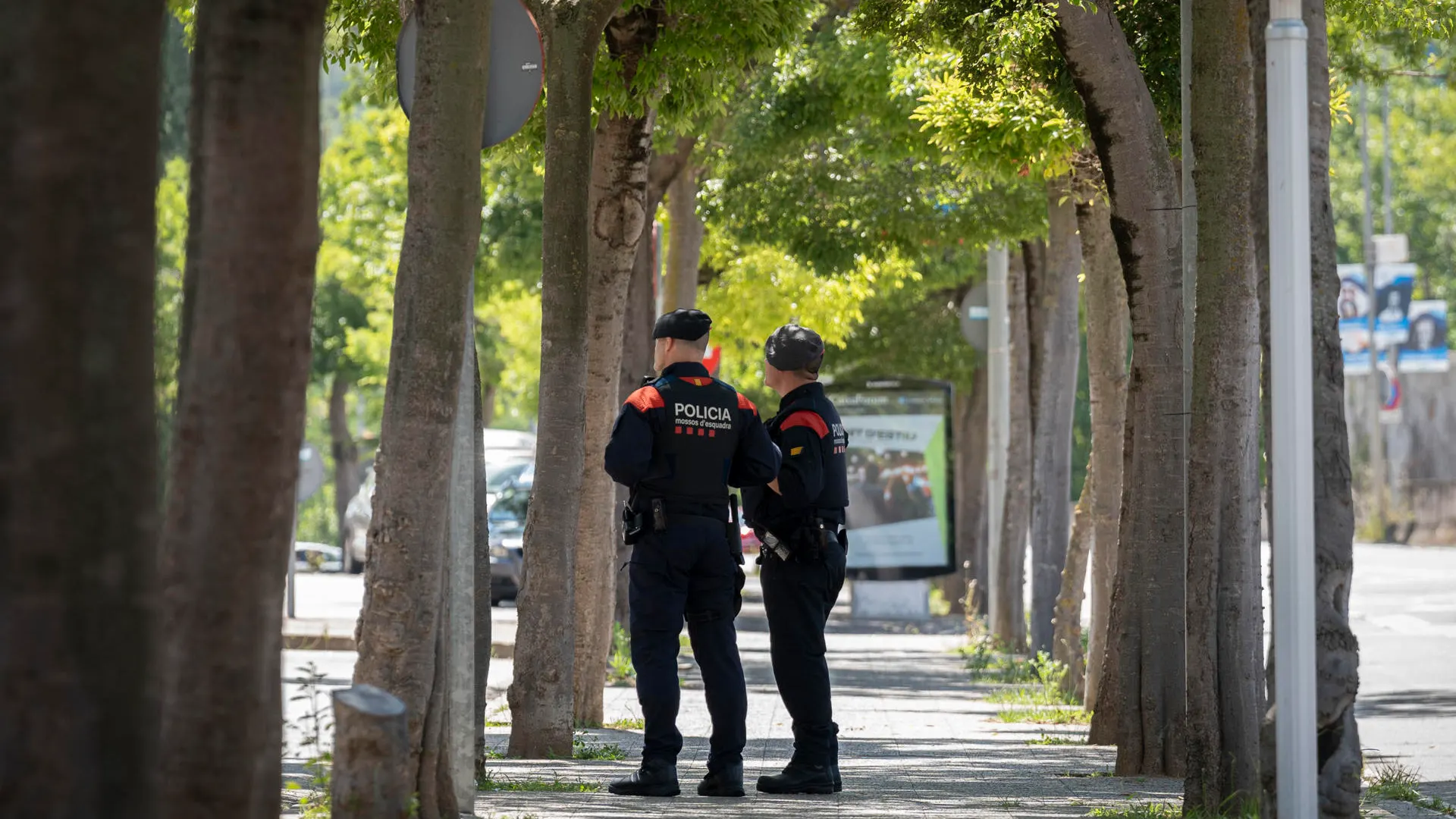 Dos agentes de los Mossos d'Esquadra ante el barrio de Font Pólvora de Girona. 