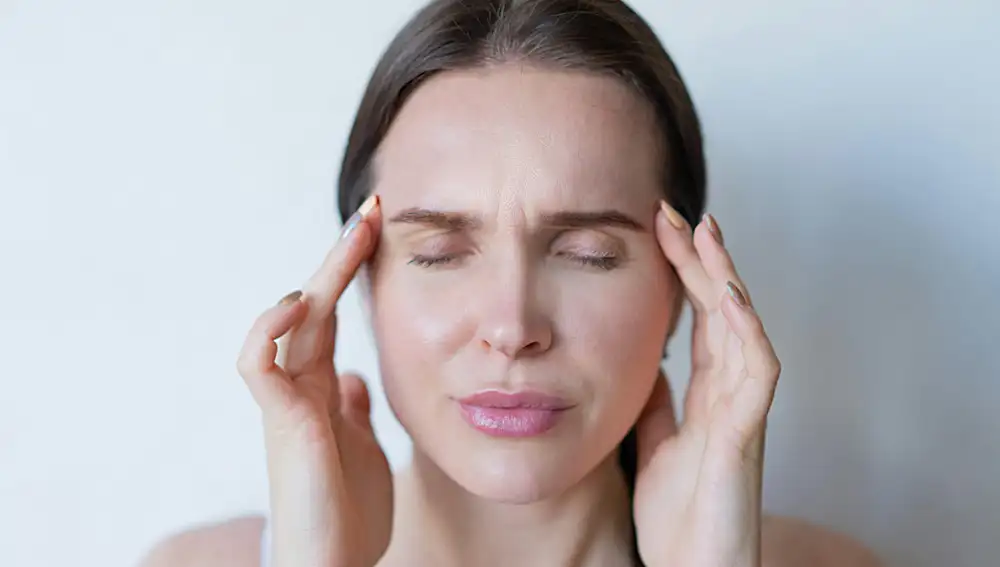 Mujer con migraña Mujer con migraña