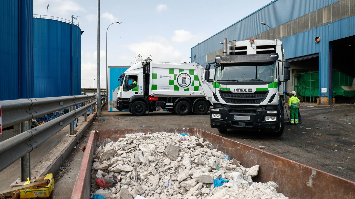 Un contenedor con escombros juntoa dos camiones de basura del Ayuntamiento de Madrid, a las puertas del Parque Tecnológico de Valdemingómez Un contenedor con escombros juntoa dos camiones de basura del Ayuntamiento de Madrid, a las puertas del Parque Tecnológico de Valdemingómez