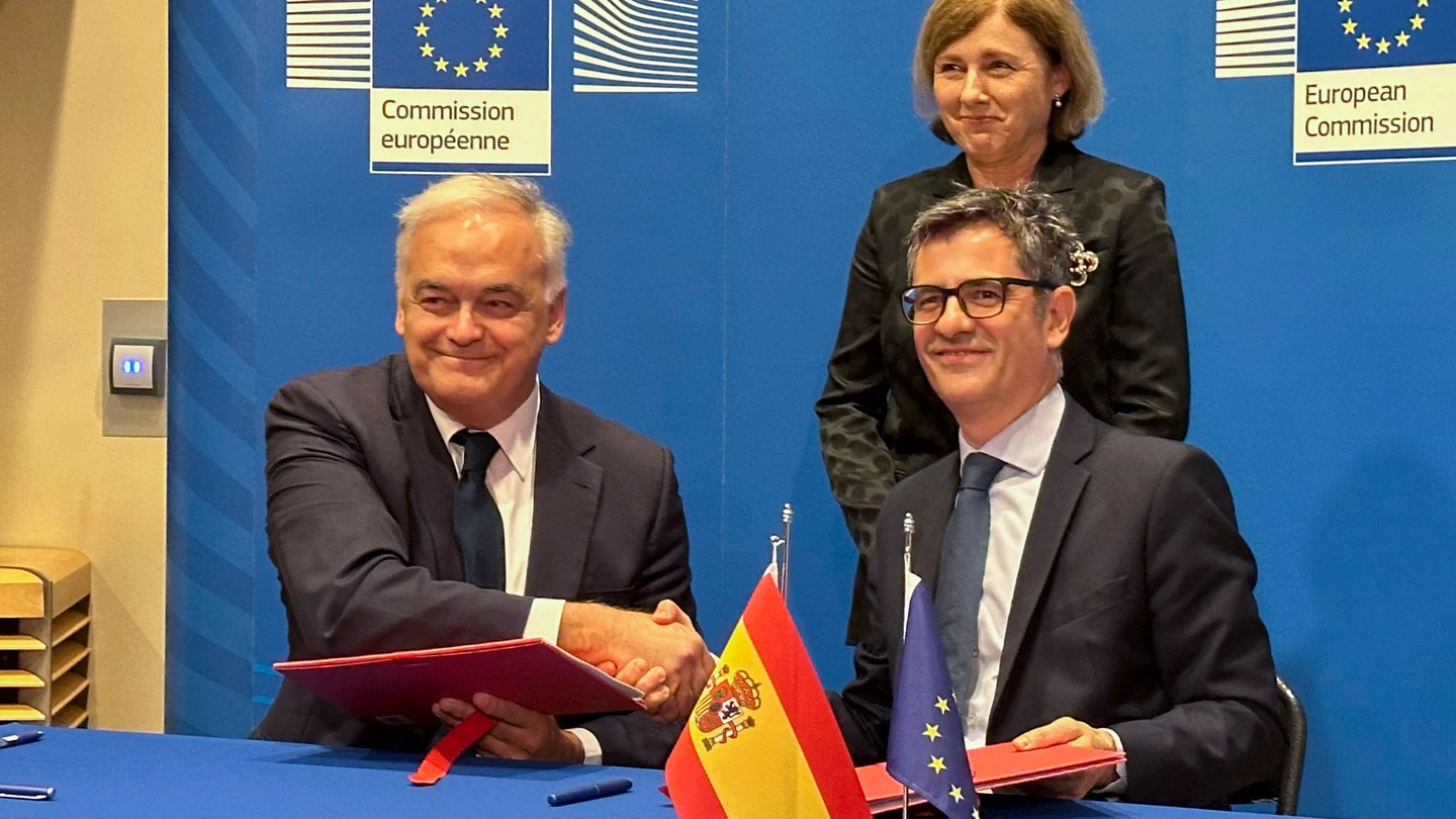 Félix Bolaños y Esteban González Pons firman el acuerdo para la renovación del CGPJ en presencia de la vicepresidenta de la Comisión Europea, Věra Jourová Félix Bolaños y Esteban González Pons firman el acuerdo para la renovación del CGPJ en presencia de la vicepresidenta de la Comisión Europea, Věra Jourová
