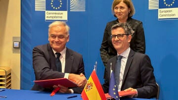 Félix Bolaños y Esteban González Pons firman el acuerdo para la renovación del CGPJ en presencia de la vicepresidenta de la Comisión Europea, Věra Jourová