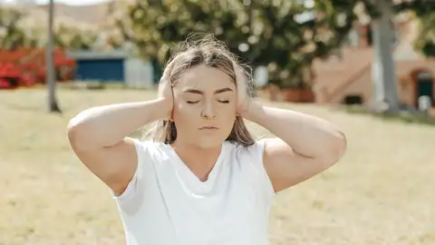 Mujer con dolores de cabeza Mujer con dolores de cabeza
