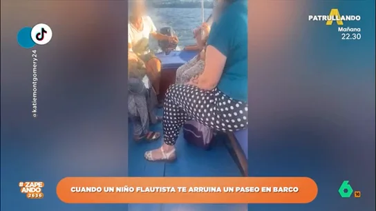 Un niño flautista fastidia un relajante paseo en barco por culpa de su desafinada interpretación Un niño toca la flauta durante un paseo en barco pero destaca por desafinar