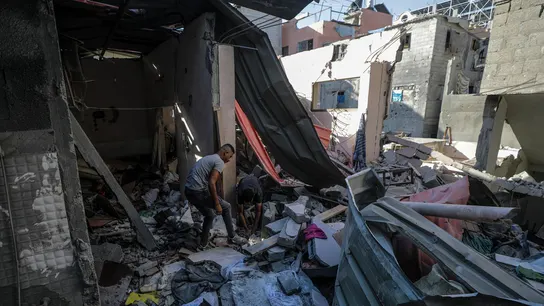 Viviendas destruidas tras un ataque aéreo israelí en el campo de refugiados de Al-Maghazi, al sur de la Franja de Gaza, este 25 de julio. Viviendas destruidas tras un ataque aéreo israelí en el campo de refugiados de Al-Maghazi, al sur de la Franja de Gaza, este 25 de julio.