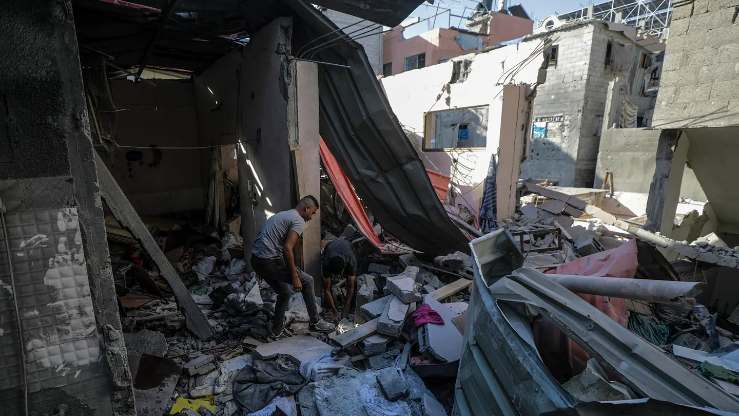 Viviendas destruidas tras un ataque aéreo israelí en el campo de refugiados de Al-Maghazi, al sur de la Franja de Gaza, este 25 de julio. Viviendas destruidas tras un ataque aéreo israelí en el campo de refugiados de Al-Maghazi, al sur de la Franja de Gaza, este 25 de julio.