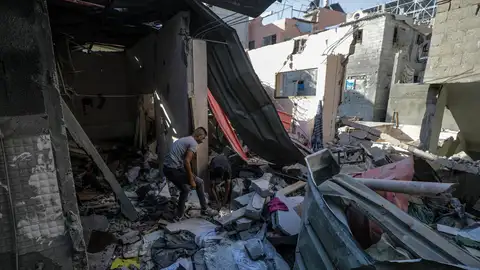 Viviendas destruidas tras un ataque aéreo israelí en el campo de refugiados de Al-Maghazi, al sur de la Franja de Gaza, este 25 de julio.