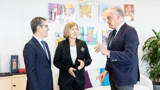 Bolaños y Pons acuerdan renovar el CGPJ tras cinco años de bloqueo El ministro de Presidencia, Justicia y Relaciones con las Cortes, Félix Bolaños; la vicepresidenta de la Comisión Europea, Vera Jourová, y el vicesecretario de Institucional del PP, Esteban González Pons, durante una reunión, en el Parlamento Europeo, a 25 de junio de 2024, en Bruselas (Bélgica). Bolaños y Pons han mantenido una reunión con la vicepresidenta de la Comisión Europea en la que han llegado a un acuerdo para desbloquear el Consejo General del Poder Judicial (CGPJ), cuyo mandato ll...