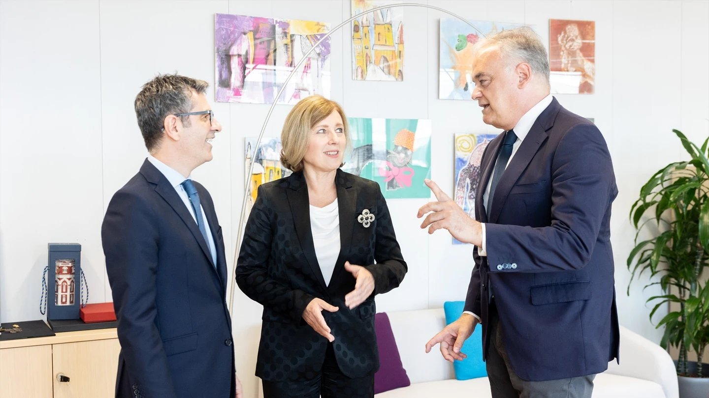 Bolaños y Pons acuerdan renovar el CGPJ tras cinco años de bloqueo El ministro de Presidencia, Justicia y Relaciones con las Cortes, Félix Bolaños; la vicepresidenta de la Comisión Europea, Vera Jourová, y el vicesecretario de Institucional del PP, Esteban González Pons, durante una reunión, en el Parlamento Europeo, a 25 de junio de 2024, en Bruselas (Bélgica). Bolaños y Pons han mantenido una reunión con la vicepresidenta de la Comisión Europea en la que han llegado a un acuerdo para desbloquear el Consejo General del Poder Judicial (CGPJ), cuyo mandato ll...