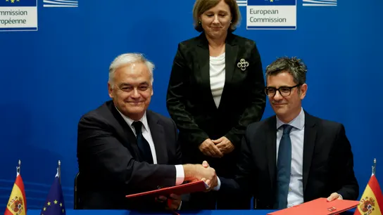 Félix Bolaños y González Pons se saludan tras firmar el acuerdo para renovar el CGPJ Félix Bolaños y González Pons se saludan tras firmar el acuerdo para renovar el CGPJ