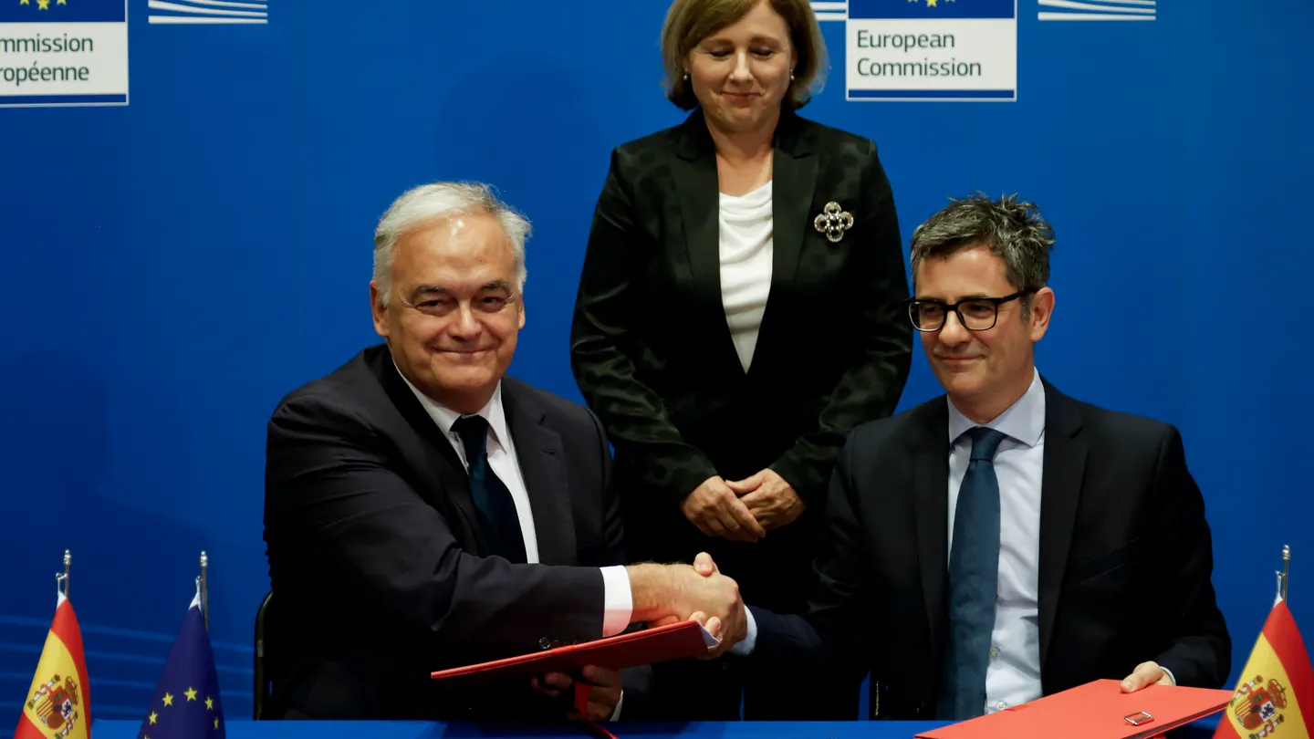 Félix Bolaños y González Pons se saludan tras firmar el acuerdo para renovar el CGPJ Félix Bolaños y González Pons se saludan tras firmar el acuerdo para renovar el CGPJ