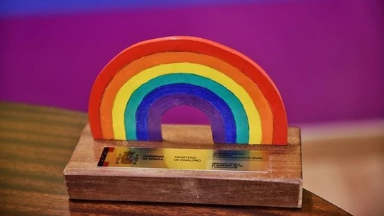 Estatuilla del Reconocimiento Arcoíris del Ministerio de Igualdad de 2023. Estatuilla del Reconocimiento Arcoiris del Ministerio de Igualdad de 2023.