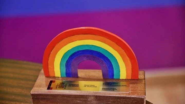 Estatuilla del Reconocimiento Arcoiris del Ministerio de Igualdad de 2023.