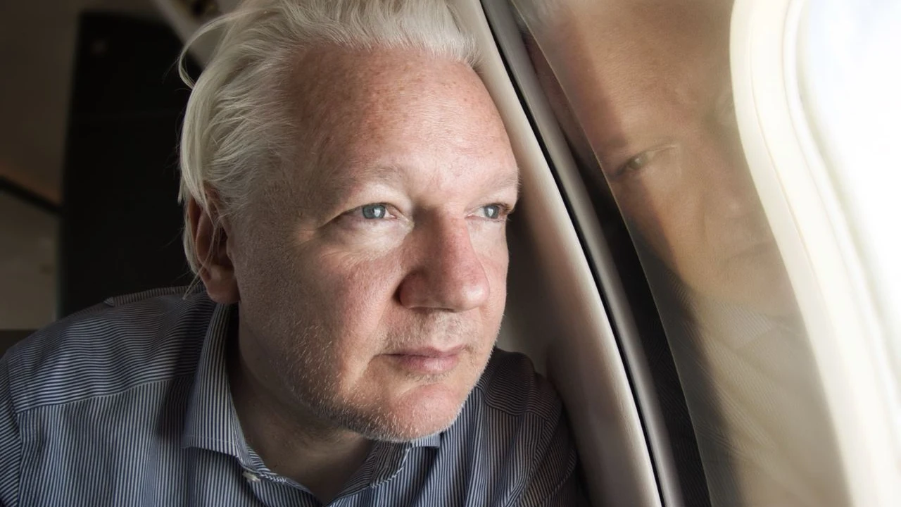 Primera imagen de Julian Assange en libertad