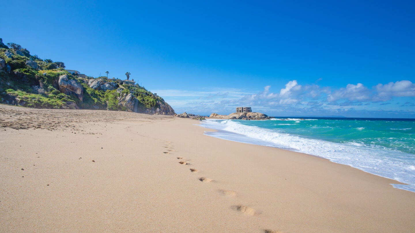 Playa de Atlanterra, con el b&uacute;nker de fondo, en Zahara, C&aacute;diz