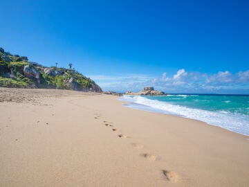 Playa de Atlanterra, con el búnker de fondo, en Zahara, Cádiz