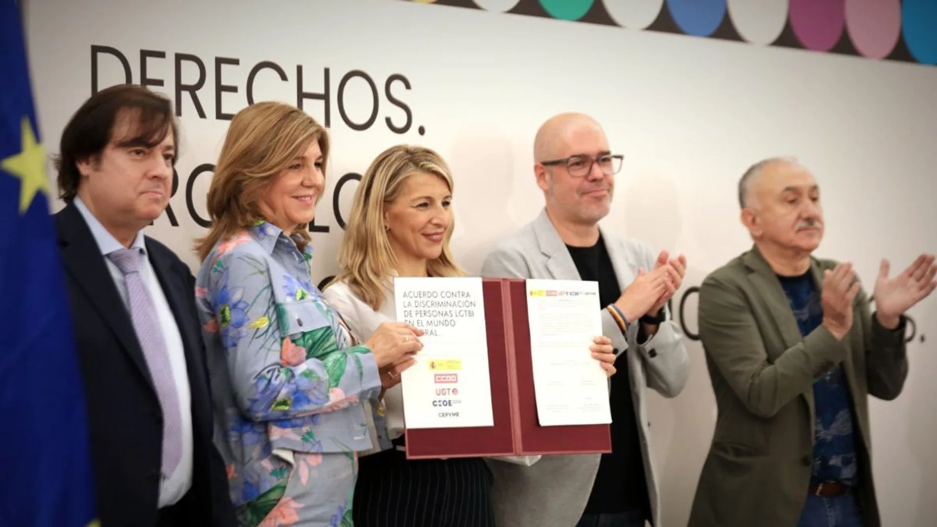 Yolanda Díaz firma con patronal y sindicatos un acuerdo para poner fin a la discriminación del colectivo LGTBIQ+ en las empresas.