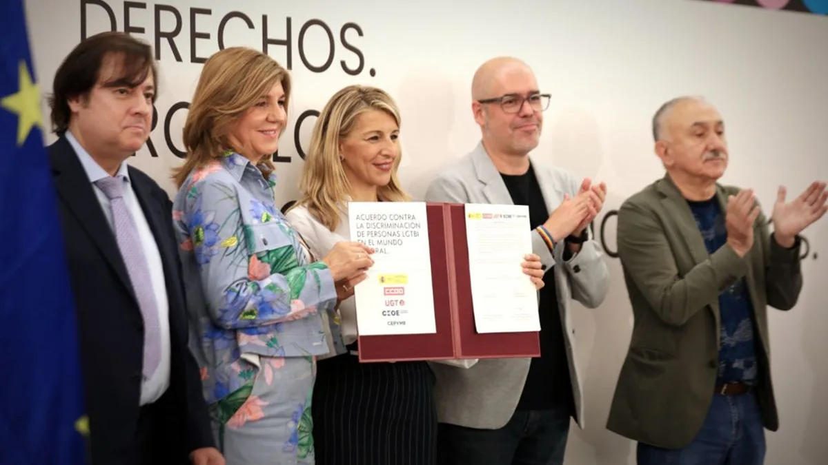 Yolanda Díaz firma con patronal y sindicatos un acuerdo para poner fin a la discriminación del colectivo LGTBIQ+ en las empresas.