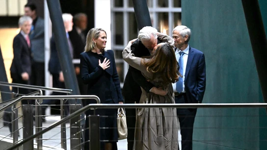 El fundador de WikiLeaks, Julian Assange, besa a su esposa Stella Morris después de llegar al aeropuerto de Canberra. El fundador de WikiLeaks, Julian Assange, besa a su esposa Stella Morris después de llegar al aeropuerto de Canberra.