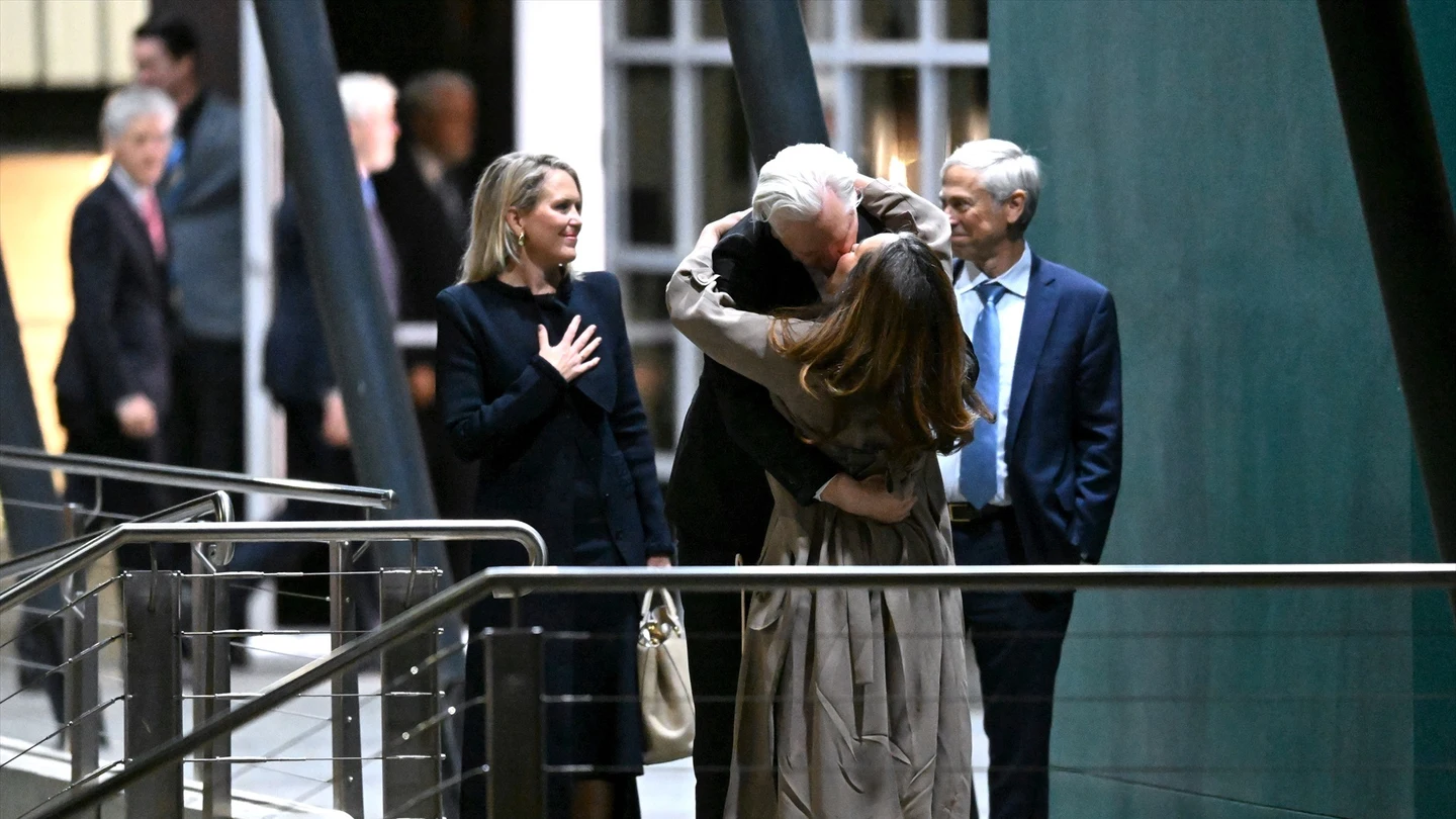 El fundador de WikiLeaks, Julian Assange, besa a su esposa Stella Morris después de llegar al aeropuerto de Canberra. El fundador de WikiLeaks, Julian Assange, besa a su esposa Stella Morris después de llegar al aeropuerto de Canberra.