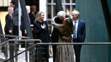 El fundador de WikiLeaks, Julian Assange, besa a su esposa Stella Morris después de llegar al aeropuerto de Canberra.