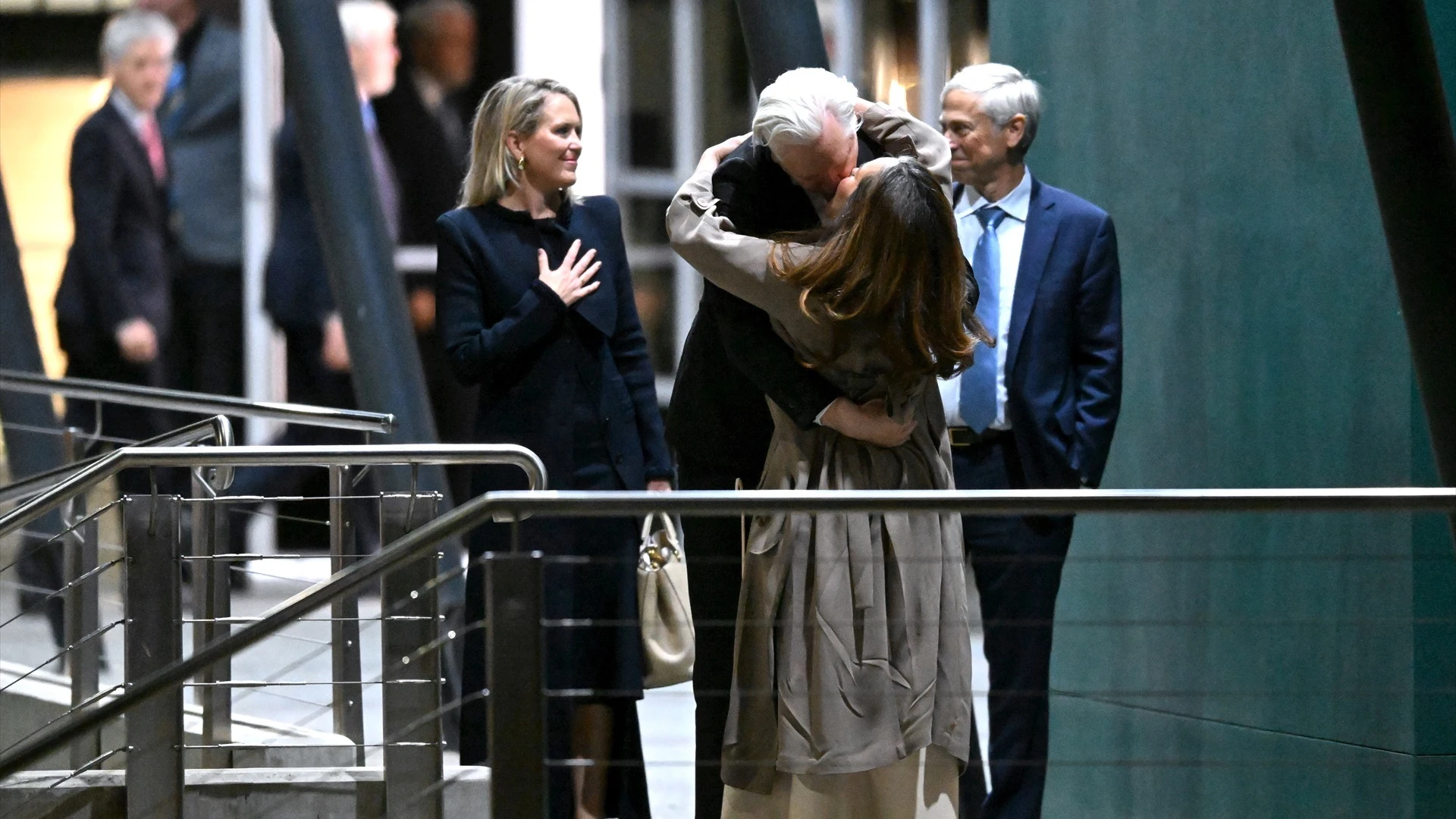 El fundador de WikiLeaks, Julian Assange, besa a su esposa Stella Morris después de llegar al aeropuerto de Canberra.