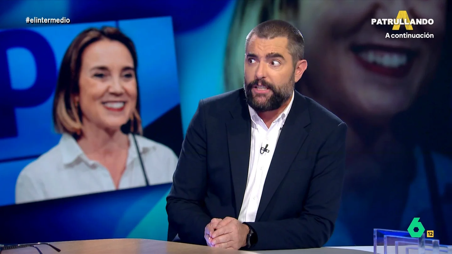 Dani Mateo, sobre la expulsión de Gamarra en las Cortes de Castilla y León: "Podría haber dejado el bolso en homenaje a Rajoy" La secretaria general del Partido Popular ha tenido que cambiar de asiento en las Cortes castellanoleonesas después de que se lo haya pedido el presidente, Carlos Pollán, de Vox