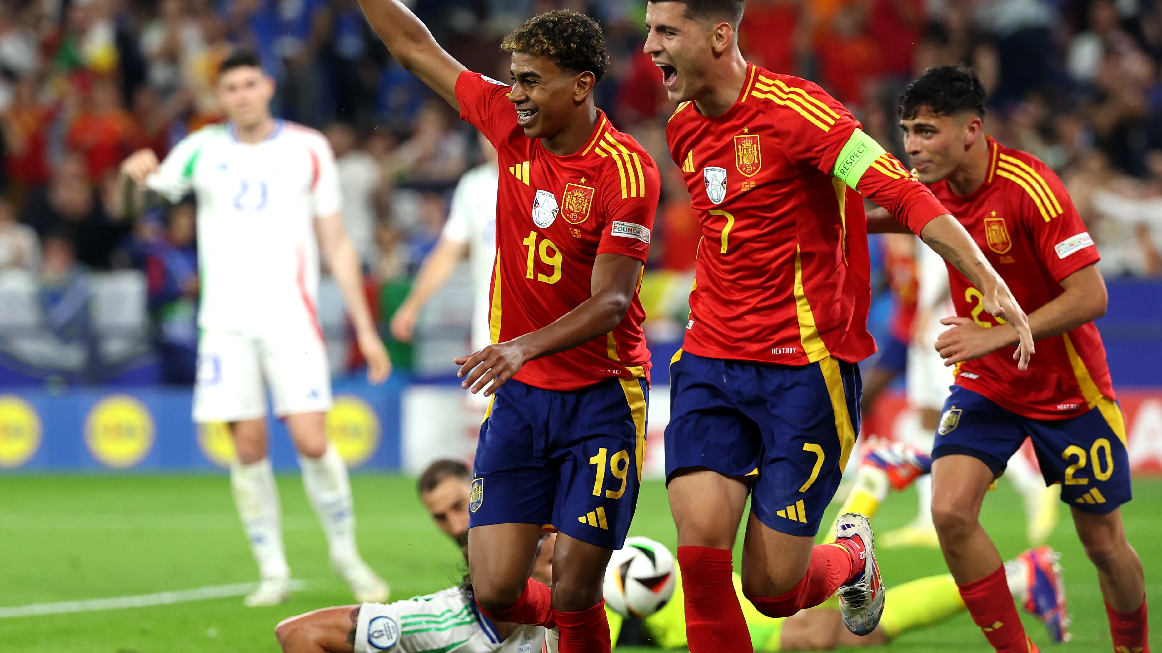 Lamine Yamal y Álvaro Morata