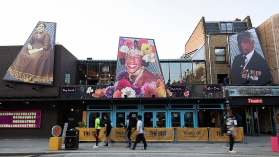 Una fotografía de Marsha P. Johnson (centro) en Londres Una fotografía de Marsha P. Johnson (centro) en Londres