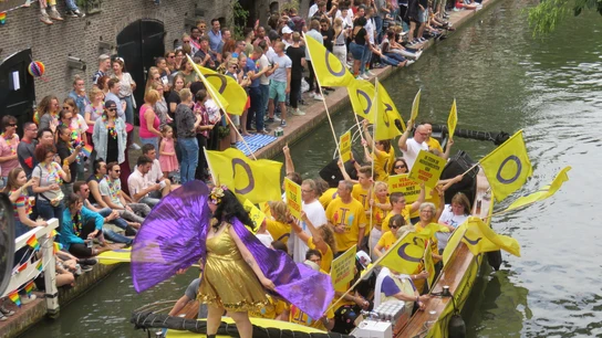Varias personas con la bandera intersexual en el Orgullo por el canal de Utrecht en 2018 Varias personas con la bandera intersexual en el Orgullo por el canal de Utrecht en 2018