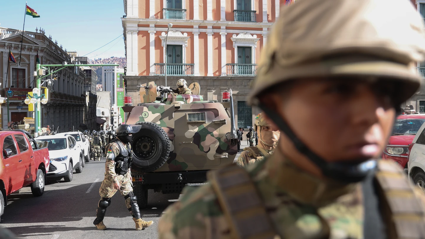 Militares intentan ingresar a la sede del Gobierno de Bolivia, este miércoles en La Paz (Bolivia) Militares intentan ingresar a la sede del Gobierno de Bolivia, este miércoles en La Paz (Bolivia)