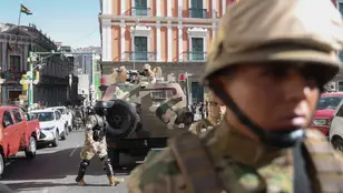 Militares intentan ingresar a la sede del Gobierno de Bolivia, este miércoles en La Paz (Bolivia)