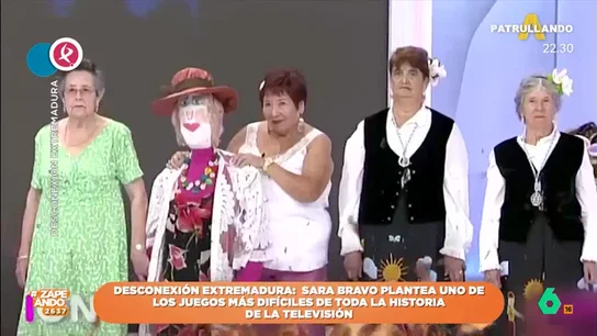 El 'difícil' concurso de Sara Bravo en la televisión extremeña: adivinar quiénes son muñecos y quiénes personas La periodista se unió a un grupo de mujeres para hacer una divertida broma a los telespectadores de su programa