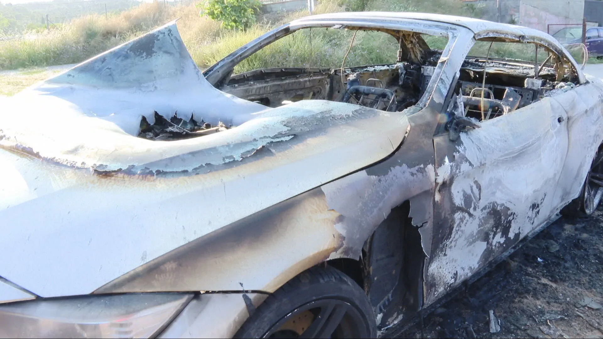 Coche calcinado que apareció en Mont-ras a nombre del principal sospechoso de la muerte de dos personas.