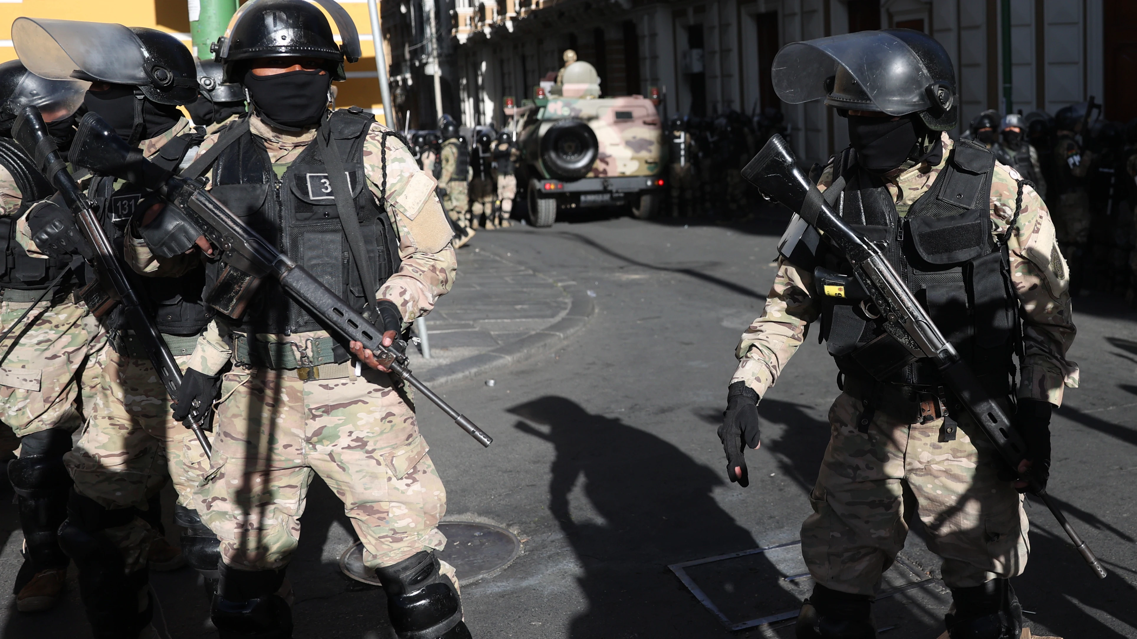 Militares bolivianos rodean la sede del Gobierno de Bolivia este, miércoles en La Paz (Bolivia)