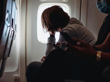 El truco para aliviar el dolor de oídos al viajar en avión