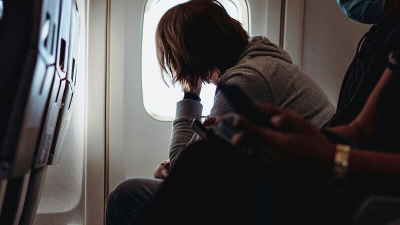 El truco para aliviar el dolor de oídos al viajar en avión